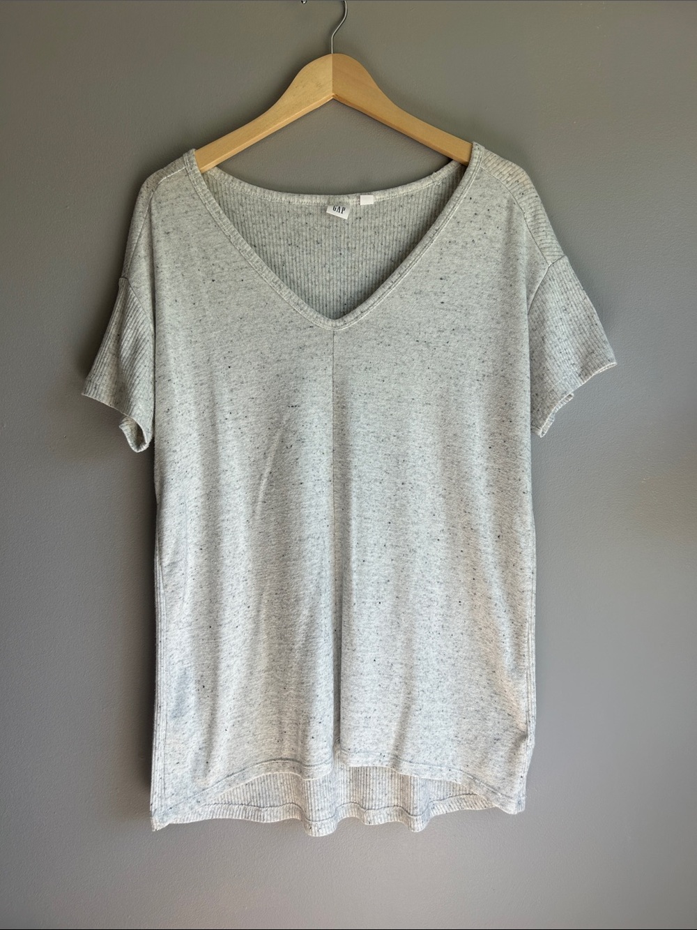 GAP Light Gray Short Sleeve V‑Neck Knit Top Ribbed Relaxed Oversized